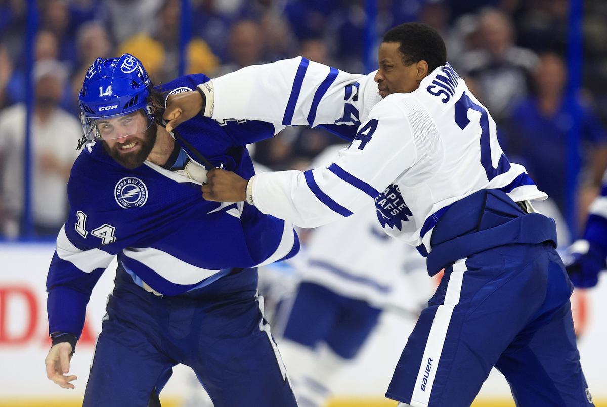 Wayne Simmonds et Alex Steeves ont des points de vue différents depuis la bulle des Maple Leafs