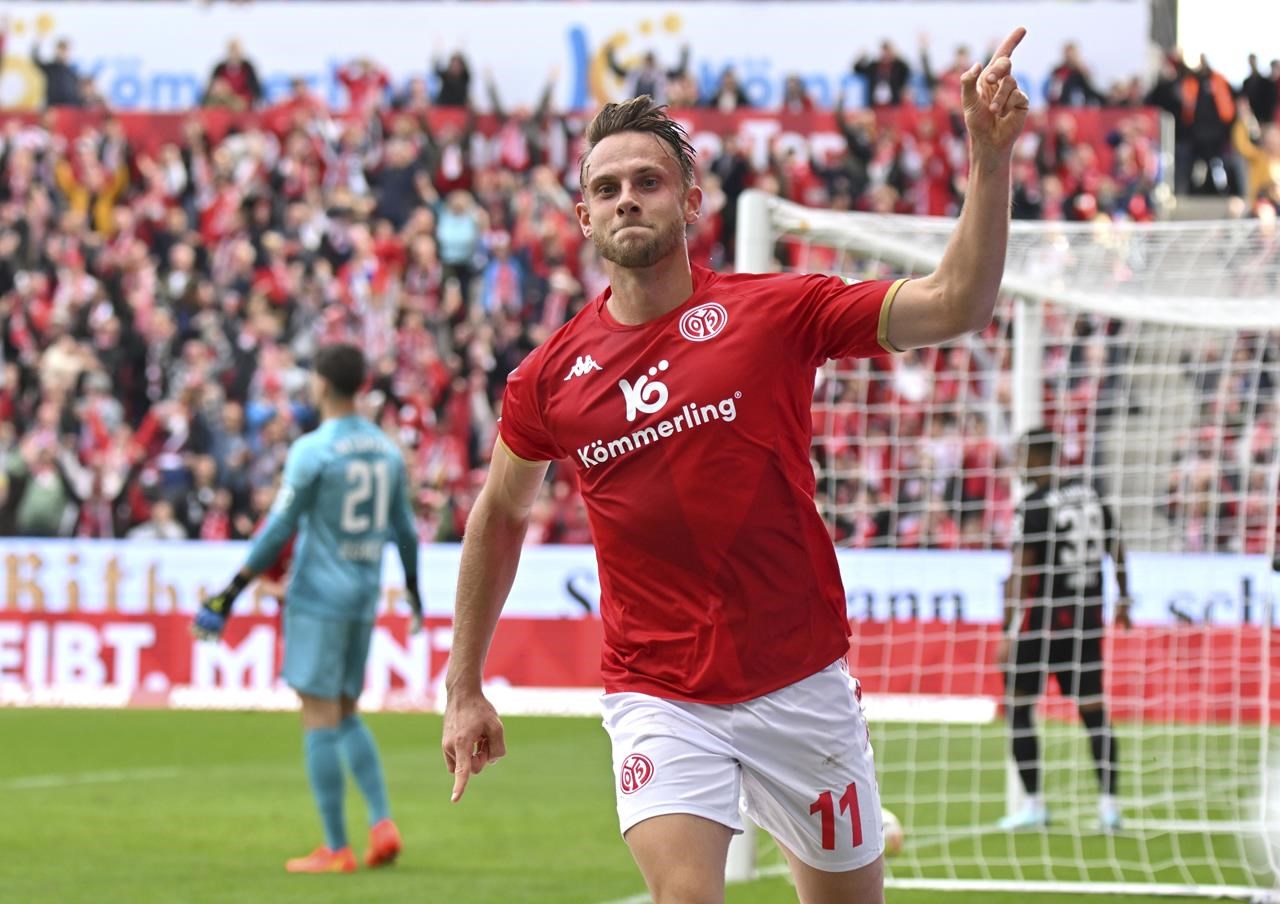Xabi Alonso célèbre sa victoire 4-0 lors de ses débuts comme entraîneur de Leverkusen
