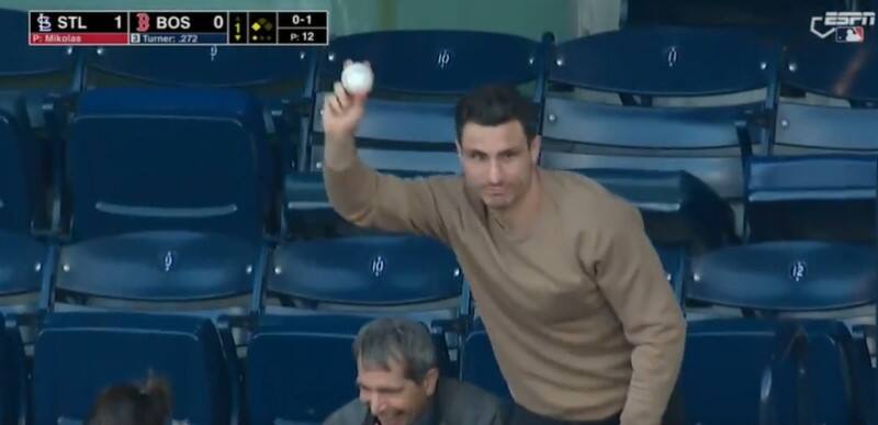Un joueur des Bruins attrape une fausse balle Ã  mains nues au Fenway Park! – TVA Sports