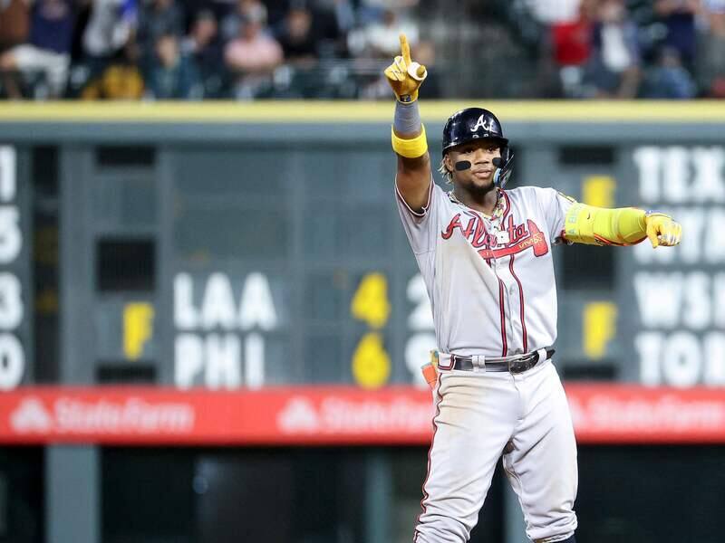 Ã VOIR : Des partisans font tomber Ronald Acuna sur le terrain – TVA Sports