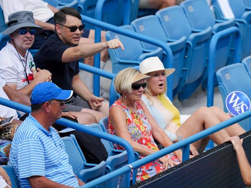Tennis : Stefanos Tsitsipas demande l’expulsion d’une partisane aprÃ¨s des bruits Ã©tranges – TVA Sports