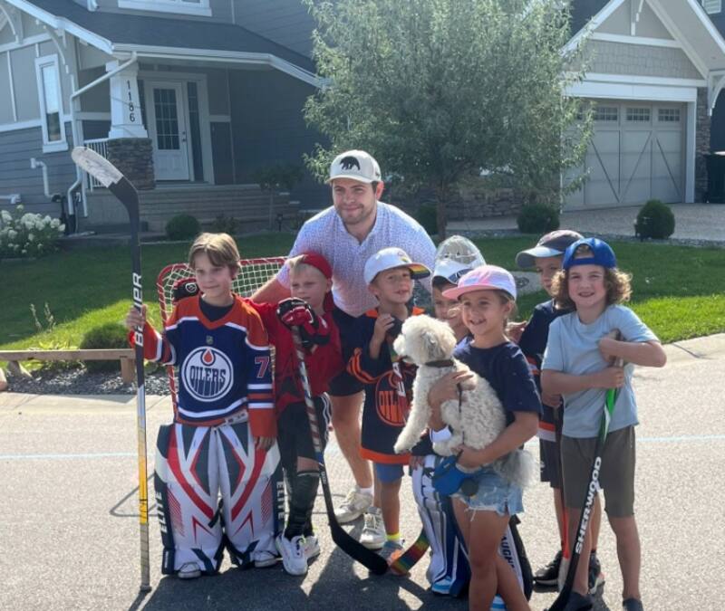 Ã VOIR : Jake DeBrusk joue au hockey-bottine avec des enfants – TVA Sports