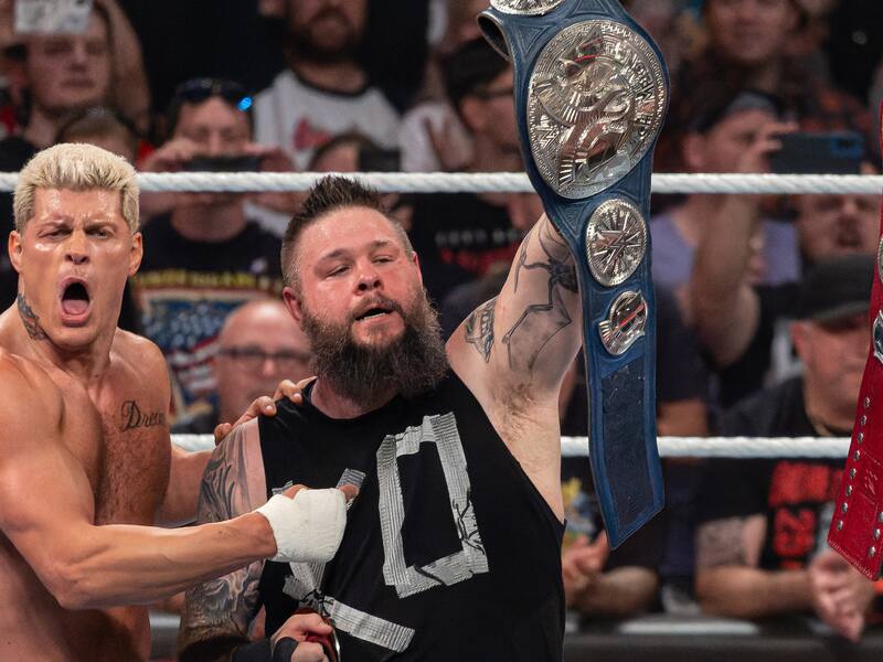 Ã VOIR: Kevin Owens et Sami Zayn se transforment en joueurs de hockey – TVA Sports