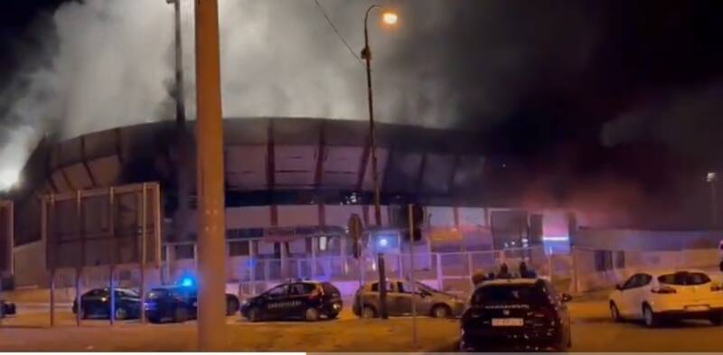 Italie: incendie dans un stade en plein match de soccer – TVA Sports