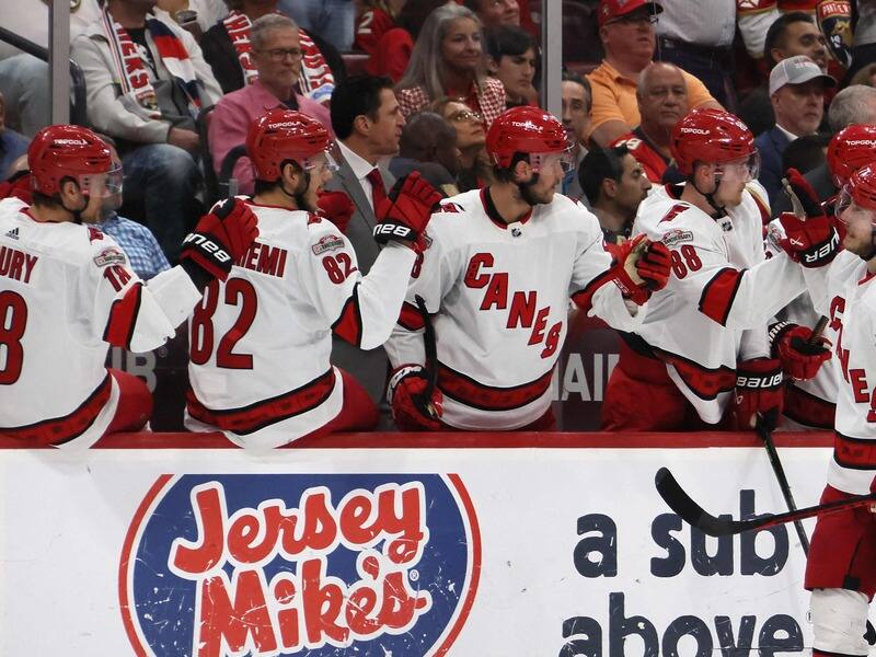 LNH: Ã§a brasse Ã  lâentraÃ®nement des Hurricanes – TVA Sports