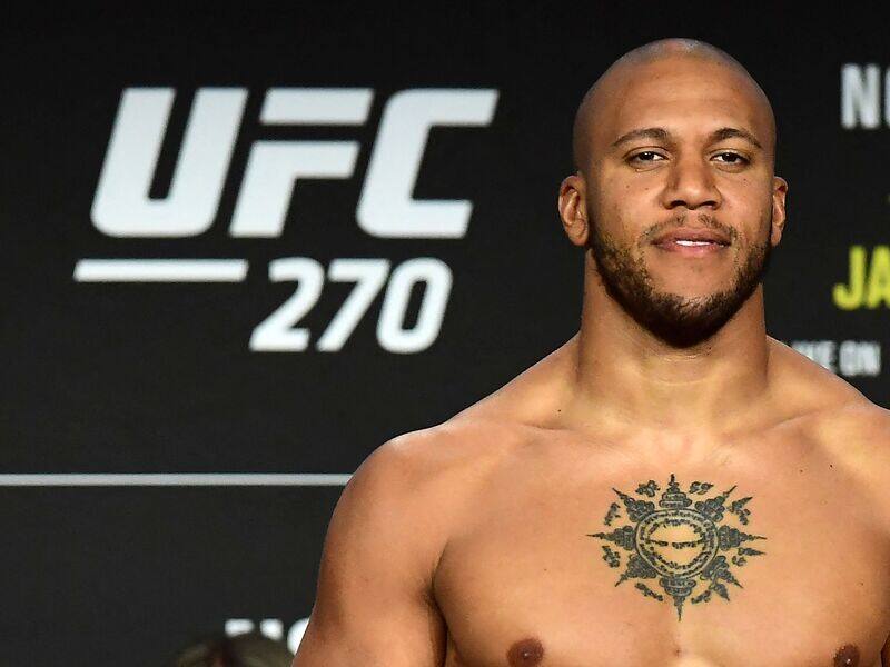 UFC: il se fait voler pendant quâil est dans lâoctogone – TVA Sports