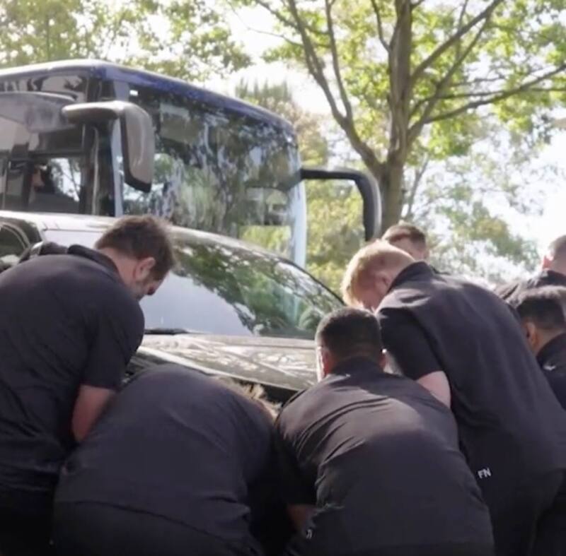 Ã VOIR : Les All Blacks soulÃ¨vent une voiture trop encombrante – TVA Sports