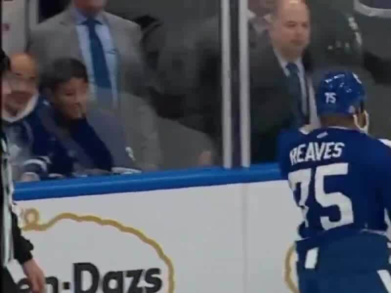 Reaves s’en prend Ã  Gaudreau et jette les gants – TVA Sports